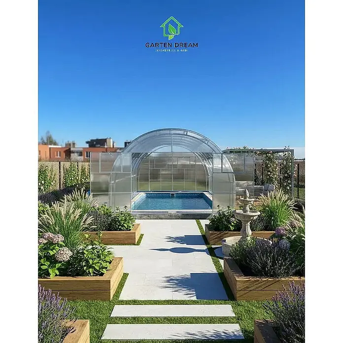 Garten Dream Poolüberdachung Grand Oasis - L x B x H: 600 cm x 400 cm x 2.890 mm - Gewölbte transparente Poolüberdachung über einem Außenpool in einem modernen Garten mit Wegen und Hochbeeten.