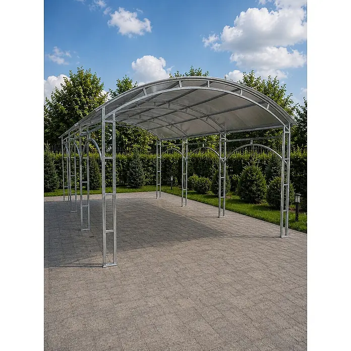 Garten Dream Carport Atlas - Einzelcarport, Silber - Silbernes Metallcarport mit durchsichtigem Bogendach über einem gepflasterten Außenbereich.