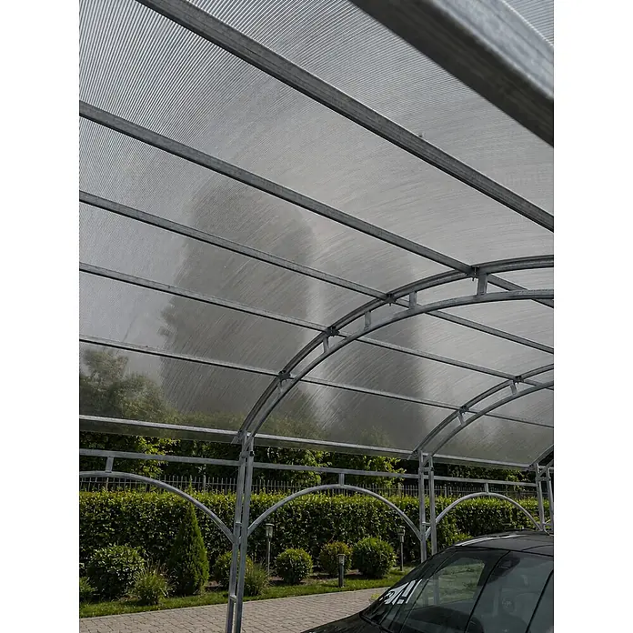 Garten Dream Carport Atlas - Einzelcarport, Silber - Ein Metallcarport mit wellenförmigem, lichtdurchlässigem Dach über einem geparkten schwarzen Auto auf einer Einfahrt.