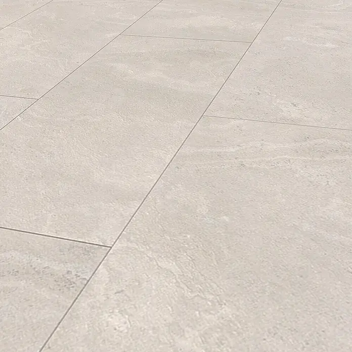 Krono Original Laminat Classic - Babylon Slate, 638 x 330 x 8 mm - Texturierte hellbeige rechteckige Bodenfliesen.