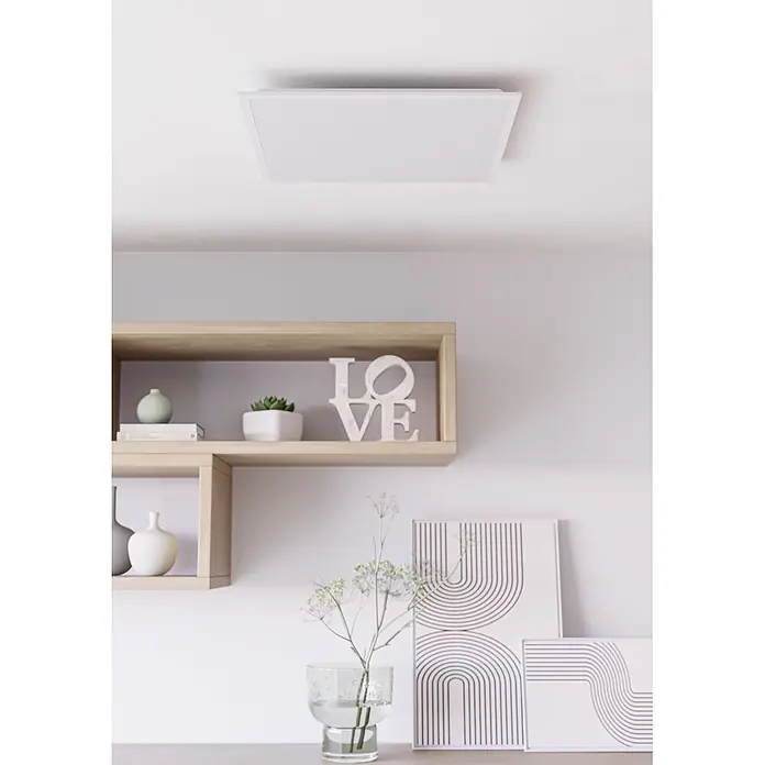 Eglo LED-Panel Zerbi - 6,5 W, L x B x H: 59,5 x 59,5 x 7 cm, Weiß, Neutralweiß - Quadratische weiße LED-Deckenleuchte in einem modernen Raum.
