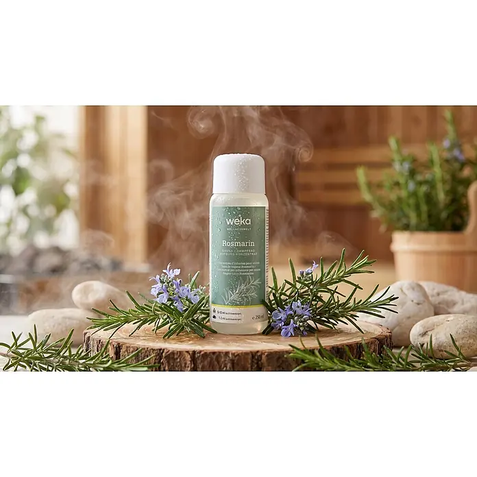 Weka Sauna- & Dampfbadduft - Duft: Rosmarin, 250 ml - Weka Rosmarin Sauna-Konzentratflasche mit Rosmarinzweigen und Dampf in einer Wellness-Umgebung.