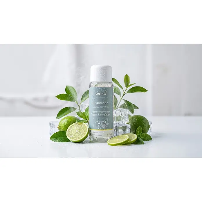 Weka Saunaduft - Duft: Eislimone, 250 ml - Klare Flasche Eislimone Sauna-Konzentrat mit weißer Kappe, umgeben von frischen Limetten, Minzblättern und Eiswürfeln, für erfrischenden Zitrusduft.