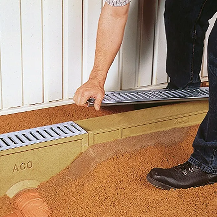 ACO Self Entwässerungsrinne Standardline - 100 x 11,8 x 9,7 cm - Aco Entwässerungsrinne aus beigem Beton mit einem Gitter aus Edelstahl. Die Rinne ist für eine effiziente Entwässerung im Außenbereich konzipiert.