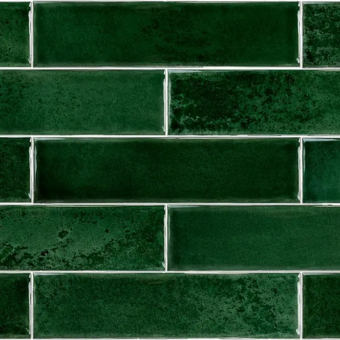Wandfliese Santorini - 7,5 x 30 cm, Dark Green, Glänzend - Dunkelgrüne, glänzende Metrofliesen mit variierter, strukturierter Glasur, im Ziegelmuster mit heller Fuge.