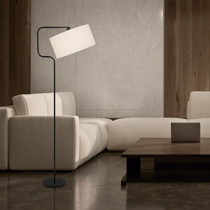 Alemar Lámpara de pie LED Olfo - 60 W, Negro, Altura: 165 cm - Lámpara de pie negra con pantalla rectangular blanca junto a un sofá crema en una sala de estar moderna.