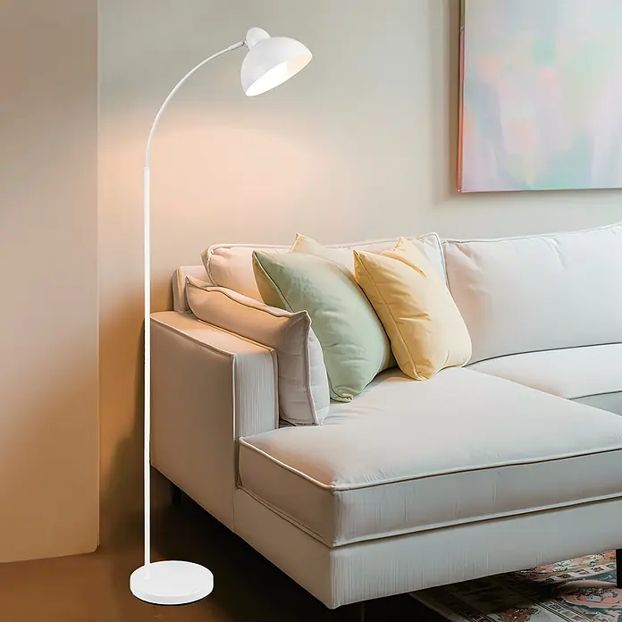 Alemar Lámpara de pie LED Niu - 60 W, Altura: 155 cm, Blanco - Lámpara de pie blanca con brazo curvo y base redonda, iluminando una sala de estar junto a un sofá blanco.