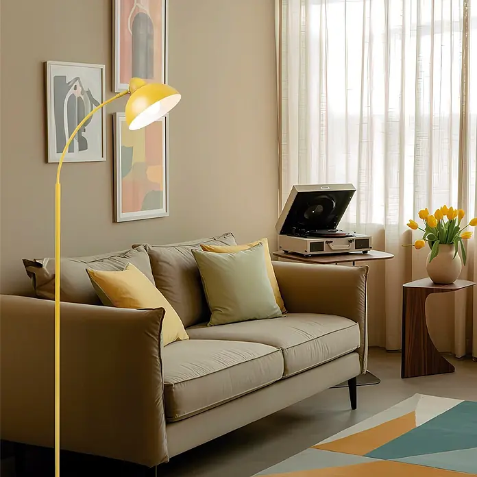 Alemar Lámpara de pie LED Niu - 60 W, Altura: 155 cm, Mostaza - Lámpara de pie amarilla ajustable ilumina un acogedor salón junto a un sofá.