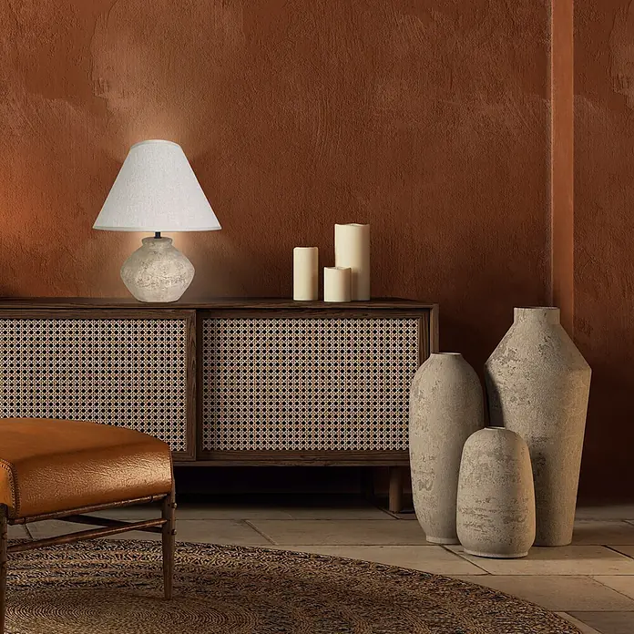 Alemar Lámpara de sobremesa Larry - 40 W, Beige, Ø x Al: 18,8 x 33,5 cm, Color pantalla: Beige - Aparador de madera oscura y caña en una habitación de tonos tierra, exhibiendo una lámpara, velas y jarrones.