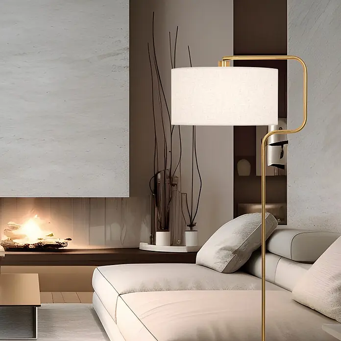 Alemar Lámpara de pie LED Olfo - 60 W, Latón, Altura: 165 cm - Lámpara de pie dorada con pantalla de tela blanca, colocada en un salón moderno junto a un sofá.