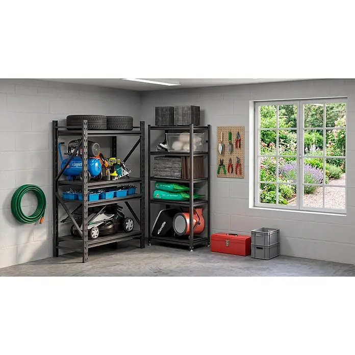 Regalux Metallregal Style S - H x B x T: 175 x 80 x 45 cm, Traglast pro Boden: 100 kg, Anzahl Böden: 5 Stk., Stecken, Schwarz - Schwarze Metallregale, gefüllt mit Werkzeugen, Reifen und Gartengeräten in einer gut organisierten Garage.