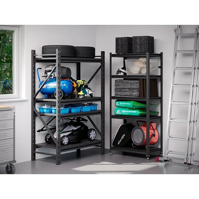 Regalux Metallregal Style S - H x B x T: 175 x 80 x 45 cm, Traglast pro Boden: 100 kg, Anzahl Böden: 5 Stk., Stecken, Schwarz - Schwarze Metall-Schwerlastregale für die Garage, gefüllt mit Werkzeugen und Gartenzubehör.