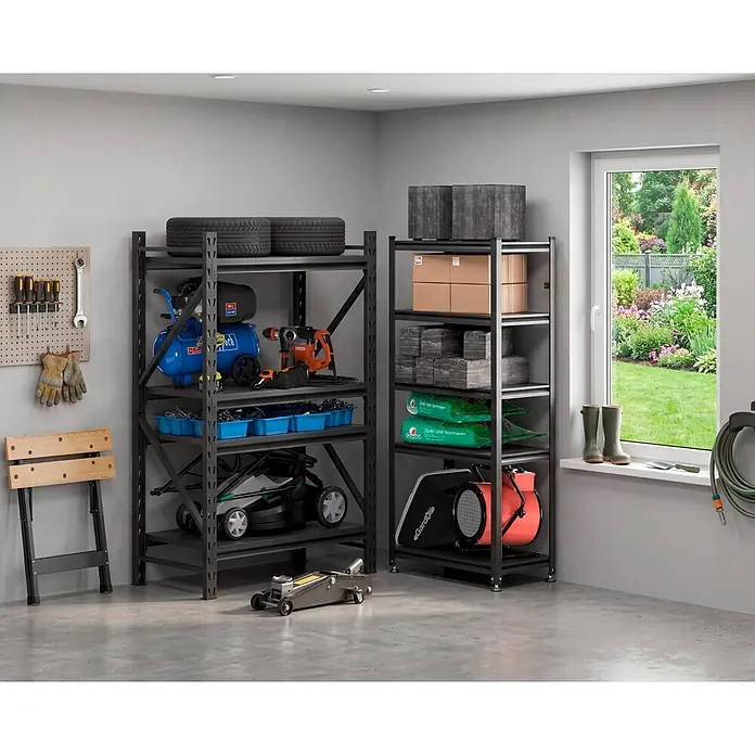 Regalux Metallregal Style S - H x B x T: 175 x 80 x 45 cm, Traglast pro Boden: 100 kg, Anzahl Böden: 5 Stk., Stecken, Schwarz - Zwei dunkelgraue Metallregaleinheiten in einer Garage, beladen mit Werkzeugen, Reifen, Kisten und Gartengeräten.