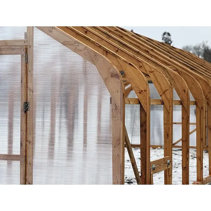 Garten Dream Gewächshaus Classic Wood - Außenmaß inkl. Dachüberstand (B x T): 300 x 400 cm, Material Seitenwand: Kunststoff, 4 mm, Braun - Gewächshaus mit Holzrahmen und durchscheinenden Wellplatten im Schnee.