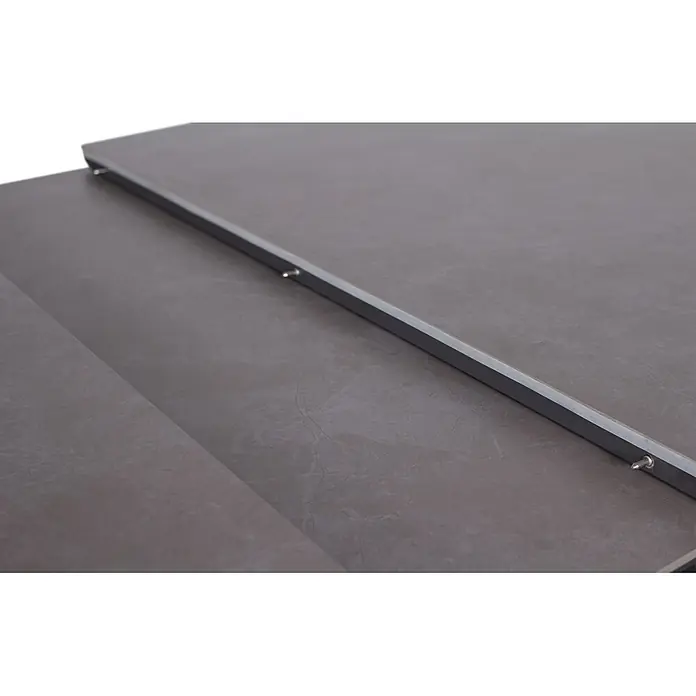 Bene Living Gartentisch Granada - L x B x H: 210 x 90 x 76 cm, Aluminium Gestell mit gesinnerter Tischplatte aus Keramik, Rechteckig, Anthrazit - Dunkelgraue, texturierte modulare Oberflächenplatten, verbunden durch eine dunkle Leiste mit silbernen Stiften.