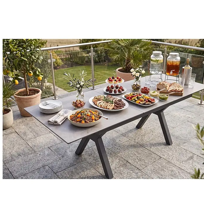 Bene Living Gartentisch Granada - L x B x H: 210 x 90 x 76 cm, Aluminium Gestell mit gesinnerter Tischplatte aus Keramik, Rechteckig, Anthrazit - Moderner grauer Terrassentisch mit dunklen Winkelfüßen, für ein Essen im Freien gedeckt.