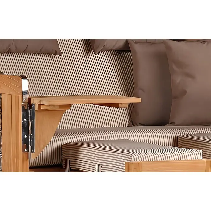 Mr. Deko Strandstuhl Strandkorb Düne Grande Bullauge Teak PE Grey Dessin 510 - 1 Stk., Teakholz. Polyrattan, Rückenlehne verstellbar, PE Grey - Helles Holzsofa mit gestreiften Kissen, braunen Polstern und integriertem Holznebentisch.