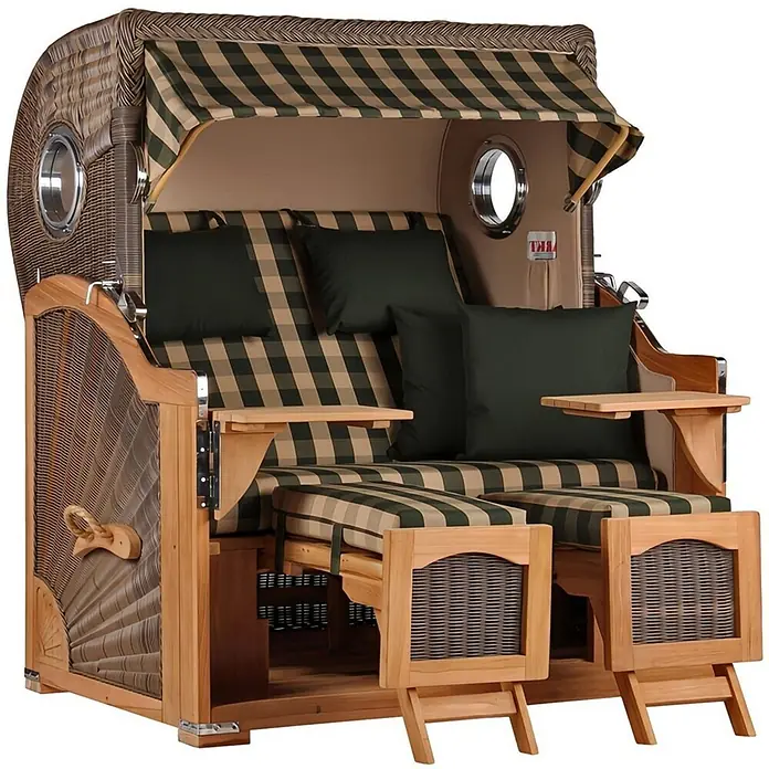Mr. Deko Strandstuhl Strandkorb Düne Grande Bullauge Teak PE Grey Dessin 506 - 1 Stk., Teakholz. Polyrattan, Rückenlehne verstellbar, PE Grey - Ein Zweisitzer-Strandkorb aus braunem Korbgeflecht und hellem Holz mit grün-beige gestreiften Polstern, dunkelgrünen Kissen und ausziehbaren Fußstützen.