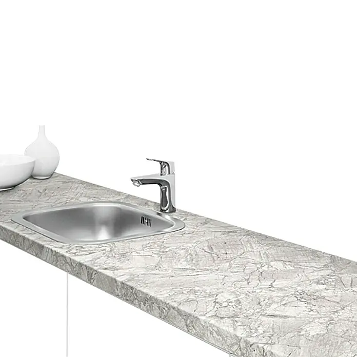 Resopal Premium Encimera de cocina al corte - Raja blanco, Espesor: 3,8 cm, Ancho: 60 cm - Primer plano de un fregadero moderno de acero inoxidable con grifo sobre una encimera de mármol gris con detalles blancos.
