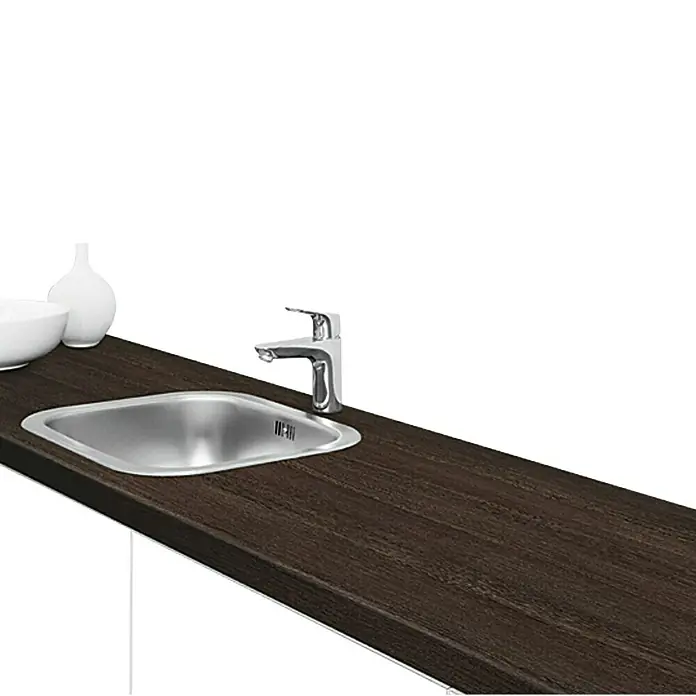 Resopal Premium Encimera de cocina al corte - Bonobo Wenge, Espesor: 3,8 cm, Ancho: 60 cm - Aquí hay un primer plano de un fregadero de cocina con grifo sobre una encimera oscura, que muestra una solución de cocina moderna y práctica.
