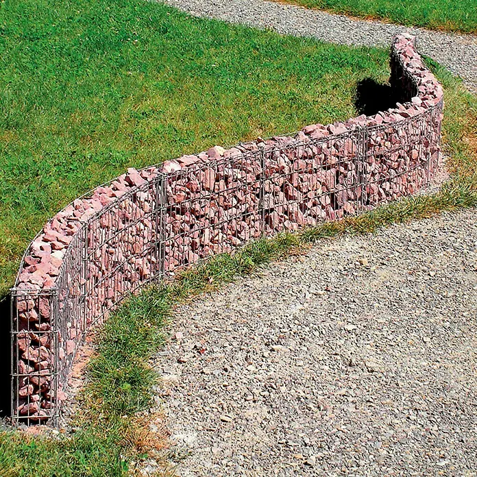 Bellissa Gabione - 464 x 10 x 20 cm, Stahl, Maschenbreite: 25 mm, Maschenhöhe: 100 mm - Gabionenwand aus rotem Stein, die als dekoratives Gartenelement und zur Stützung dient. Sie ist von Gras und einem Kiesweg umgeben.