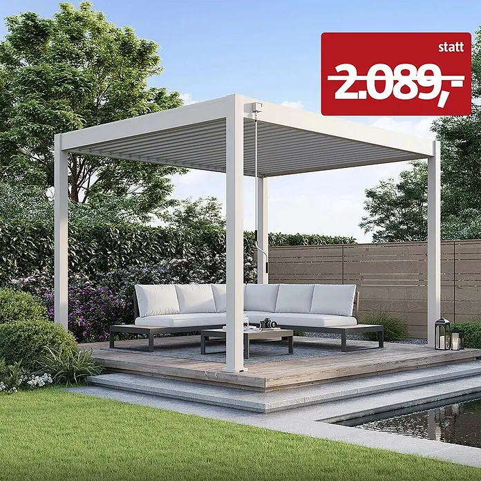 Weide Pergola Classic 3 x 3,6 M Ivory Sand - B x T: 360 x 300 cm, Farbe Gestell: Sand, Aluminium - Weiße Metall-Pergola mit verstellbaren Lamellen überdacht eine Outdoor-Lounge auf einer Holzterrasse im Garten an einem Teich.