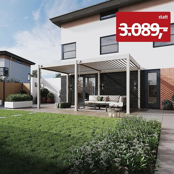 Weide Pergola Classic 3 x 5,3 M Ivory Sand - B x T: 530 x 300 cm, Farbe Gestell: Sand, Aluminium - Eine moderne, hellgraue Lamellenpergola beschattet eine Holzterrasse mit Outdoor-Lounge-Set neben einem weißen Haus.