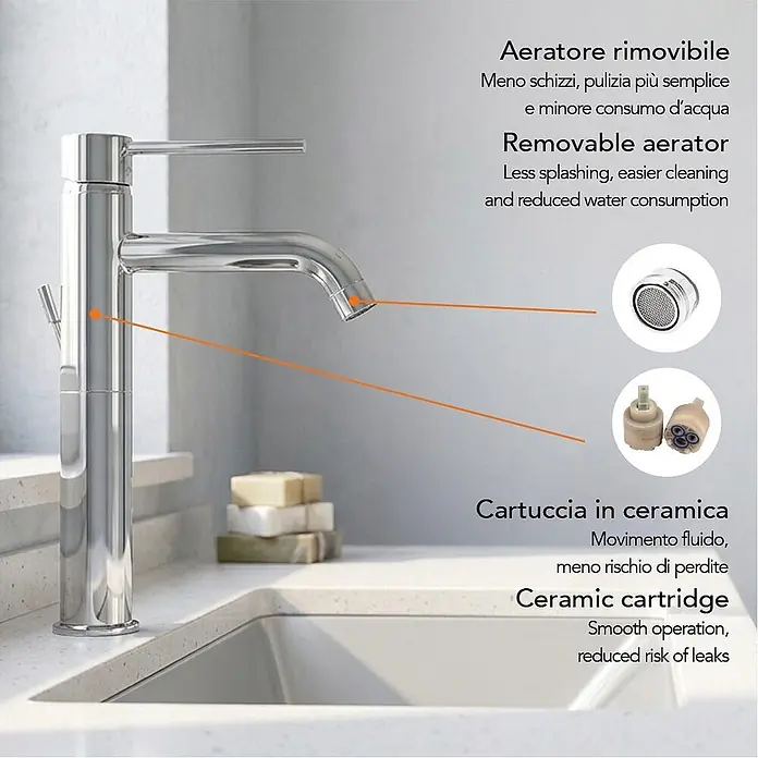 Kiamami Valentina Waschtischarmatur - Silber - Ein eleganter Chrom-Einhebelmischer auf einer Arbeitsplatte, mit abnehmbarem Perlator und Keramikkartusche für effiziente Wassernutzung.