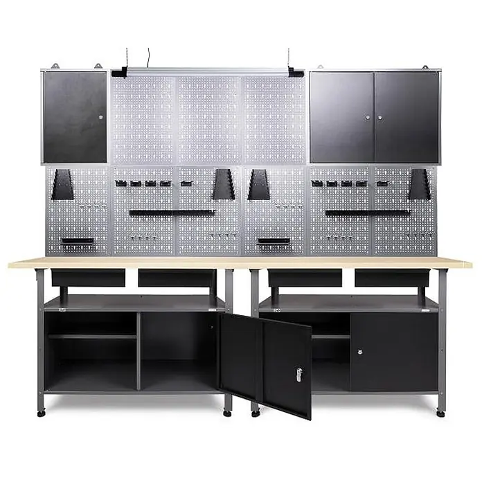 Werkstattset Fritz 240cm Werkstatteinrichtung Bluetooth -  - Robuste Metallwerkbank mit heller Holzplatte, integrierten dunkelgrauen Lochwänden, Hängeschränken und Unterschränken, einer davon offen.
