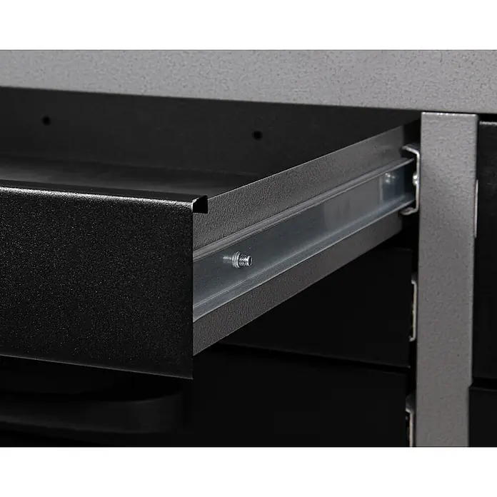 Ondis24 Werkbank-Set - L x B: 160 x 60 cm, Arbeitshöhe: 850 mm, Metall - Teilweise geöffnete schwarze Metallschublade mit sichtbarer silberner Metallführung.