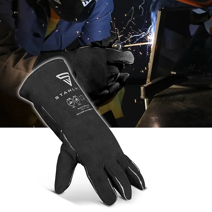 STAHLWERK Schweißerhandschuhe Schweißerschutzhandschuhe 2er Set - Universal, Schwarz, Sonstiges - Robuste schwarze Schweißerhandschuhe, einer detailliert gezeigt und einer von einem Schweißer mit Funken getragen.