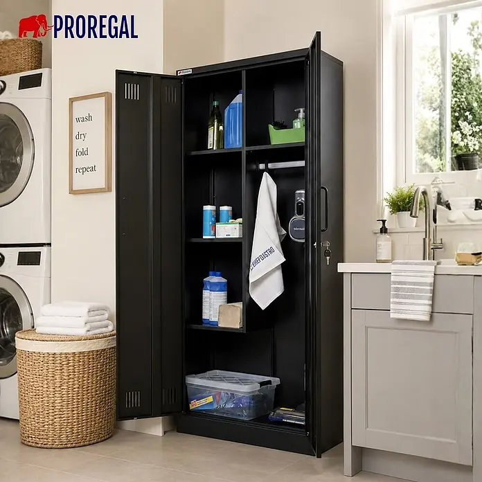 Proregal Metall-Mehrzweckschrank Mega Deal 4x RHINO mit 2 Türen, abschließbar - 30 x 70 x 170 cm, Schwarz - Schwarzer Metallschrank mit offenen Türen, zeigt Reinigungsmittel und ein Handtuch darin, in einem Waschraum.