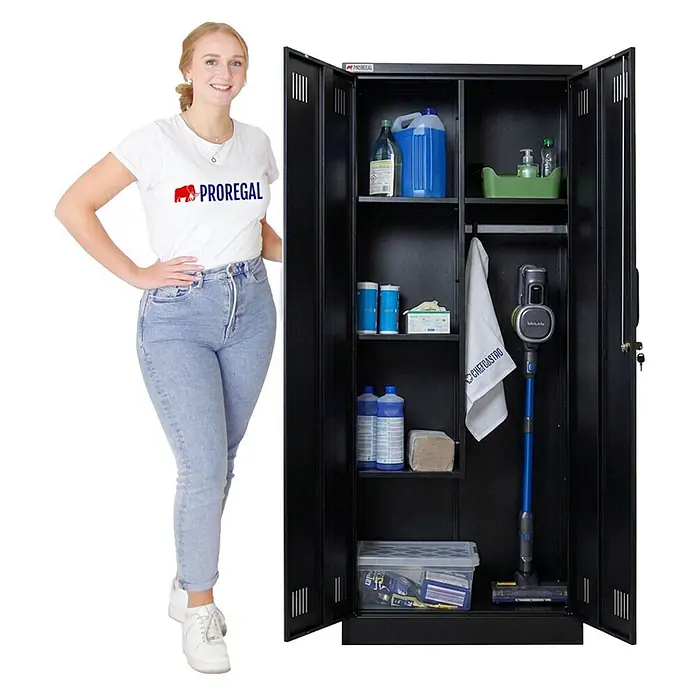 Proregal Metall-Mehrzweckschrank Mega Deal 4x RHINO mit 2 Türen, abschließbar - 30 x 70 x 170 cm, Schwarz - Schwarzer Metall-Mehrzweckschrank mit offenen Türen, mit Reinigungsutensilien und Staubsauger bestückt, eine Frau steht daneben zur Größenreferenz.