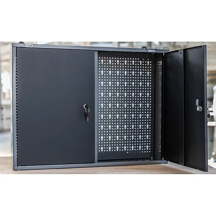 Werkstattset Fritz 240cm Werkstatteinrichtung Bluetooth -  - Dunkelgrauer Metall-Schlüsselschrank mit perforierter Innenseite. Eine Tür ist offen mit Schlüsseln im Schloss, die andere ist ganz offen.