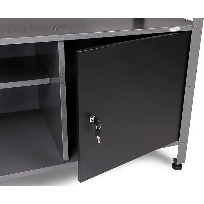 Ondis24 Werkbank-Set - Arbeitshöhe: 850 mm, Metall - Dunkelgrauer Metallschrank mit Regalen und einer schwarzen Tür mit Schlüsselschloss, Schlüssel hängen.