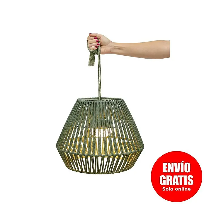 New Garden Lámpara colgante de batería Conta 30 - 9 W, Verde, Ø x Al: 40 x 30 cm, Blanco cálido - Lámpara colgante de cuerda verde con luz, sostenida por una mano.