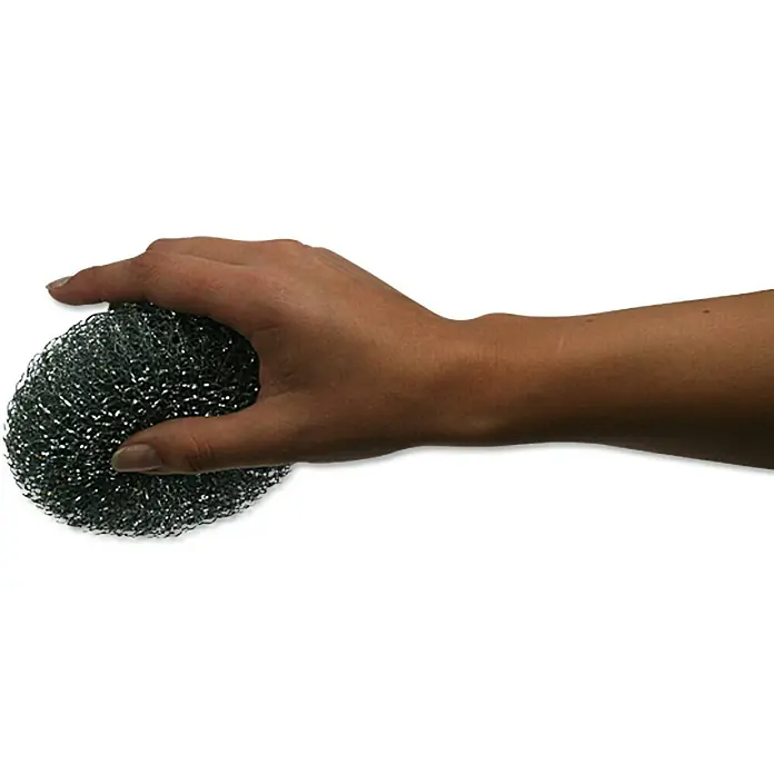 Topfreiniger - Durchmesser: 8 cm, Metall - Hier ist ein Bild einer Hand, die einen metallischen Topfreiniger hält, der sich ideal zum Schrubben hartnäckiger Verschmutzungen eignet.