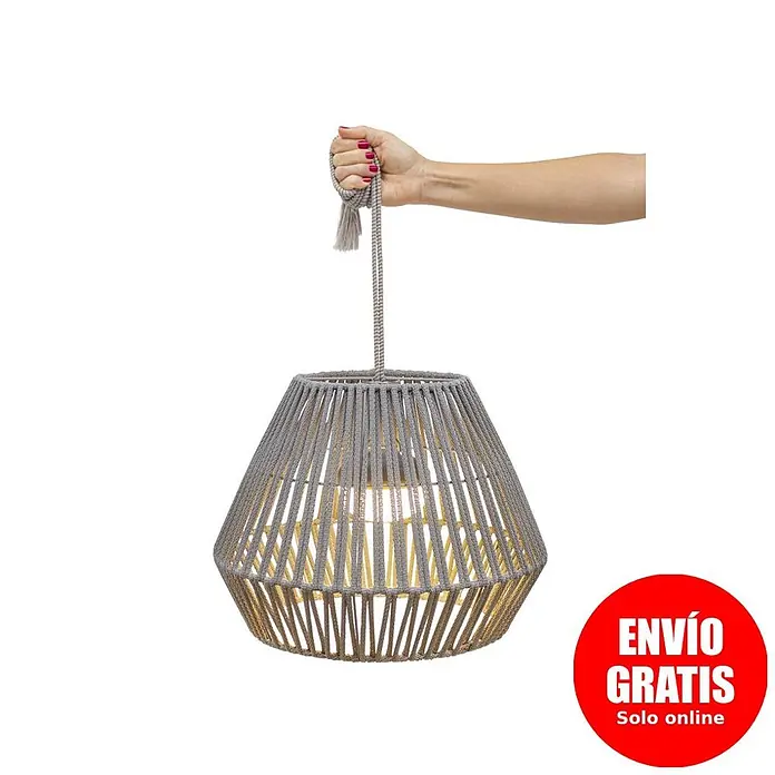 New Garden Lámpara colgante de batería Conta 30 - 9 W, Topo, Ø x Al: 40 x 30 cm, Blanco cálido - Mano sosteniendo lámpara colgante encendida con pantalla de cuerda gris tejida.