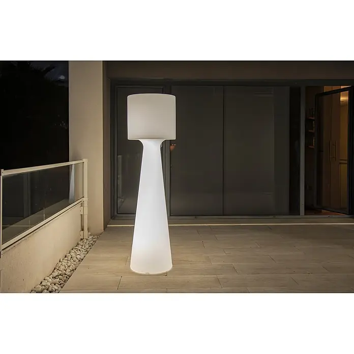New Garden Lámpara de pie para exterior Grace 140 - Blanco cálido, Con bombillas - Lámpara de pie exterior blanca y brillante con base cónica y pantalla cilíndrica en un patio por la noche.