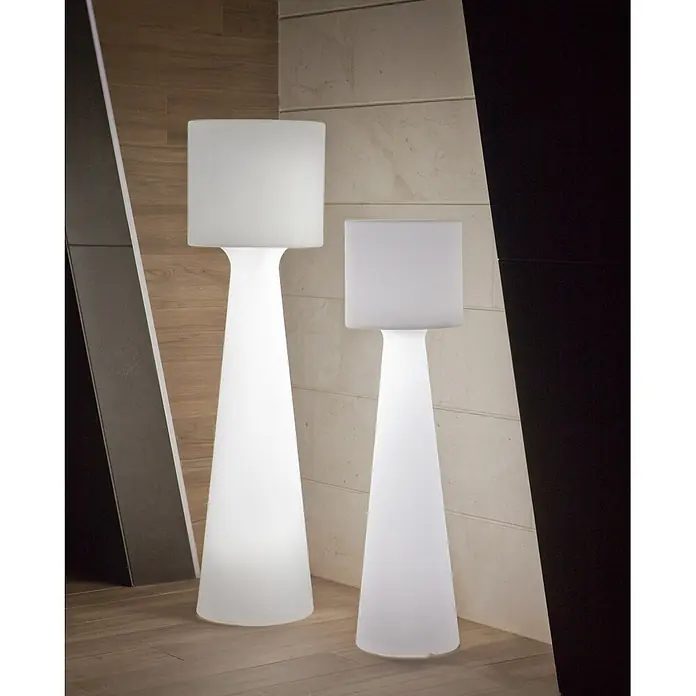 New Garden Lámpara de pie para exterior Grace 140 - Blanco cálido, Con bombillas - Dos lámparas de pie blancas iluminadas con difusores en forma de tambor y bases cónicas.