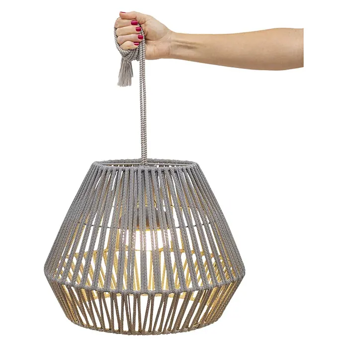 New Garden Lámpara colgante de batería Conta 30 - 9 W, Topo, Ø x Al: 40 x 30 cm, Blanco cálido - Mano sosteniendo una pantalla de lámpara colgante de cuerda gris con un marco interior amarillo visible.