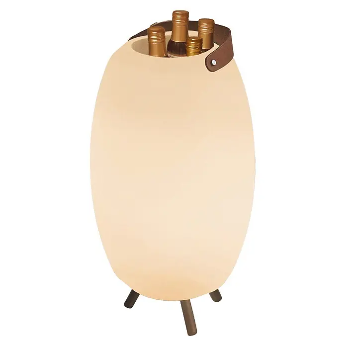 New Garden Lámpara para exterior con altavoz Apolo 70 - 6 W, Blanco, Ø x Al: 40 x 72,5 cm, RGBW, Altavoz - Nevera ovalada de color claro con asa de correa marrón, patas oscuras, con botellas.
