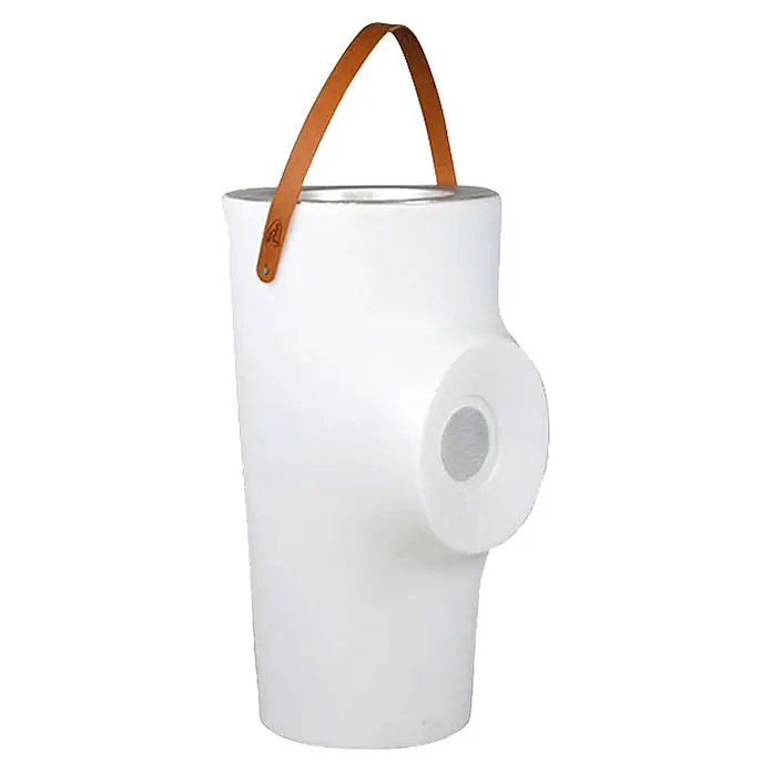 New Garden Lámpara para exterior Woody 70 - Blanco, 38 x 36 x 70 cm, RGB, Altavoz Bluetooth - Altavoz portátil blanco con asa de cuero marrón y rejilla de altavoz visible en el lateral.