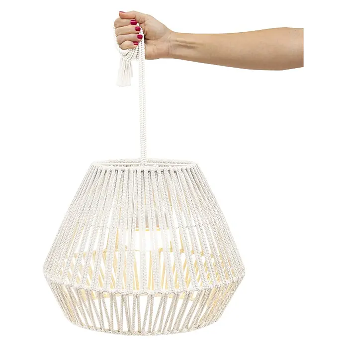 New Garden Conta Lámpara colgante de batería 30 - 9 W, Blanco, Ø x Al: 40 x 30 cm, Blanco cálido - Pantalla de lámpara colgante blanca tejida, sostenida por una mano.