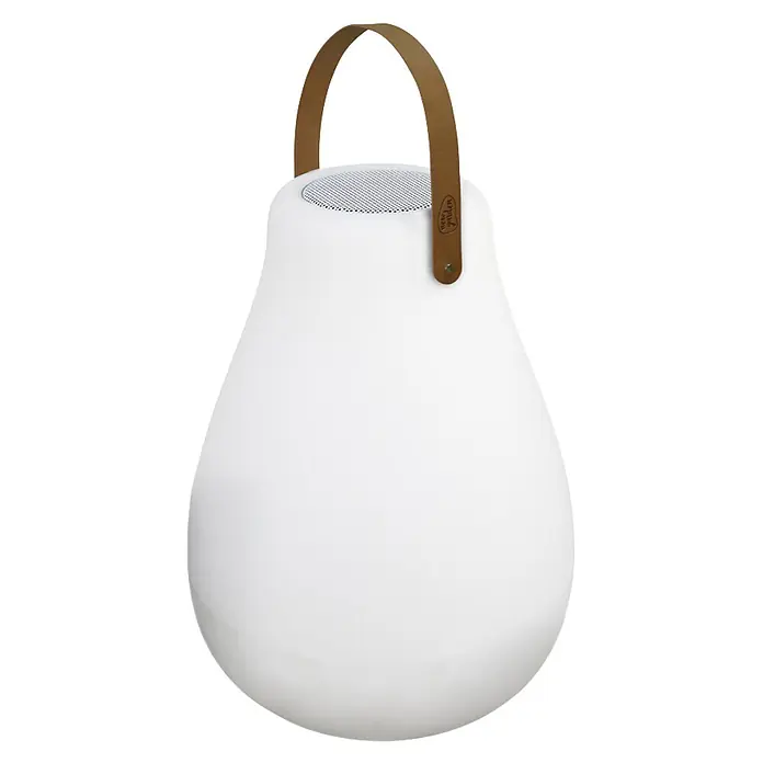 New Garden Lámpara para exterior con altavoz Kurby 38 Play - Blanco, Altavoz Bluetooth, Ø x Al: 27,5 x 37 cm, RGBW - Lámpara y altavoz portátil blanco en forma de gota con asa marrón.