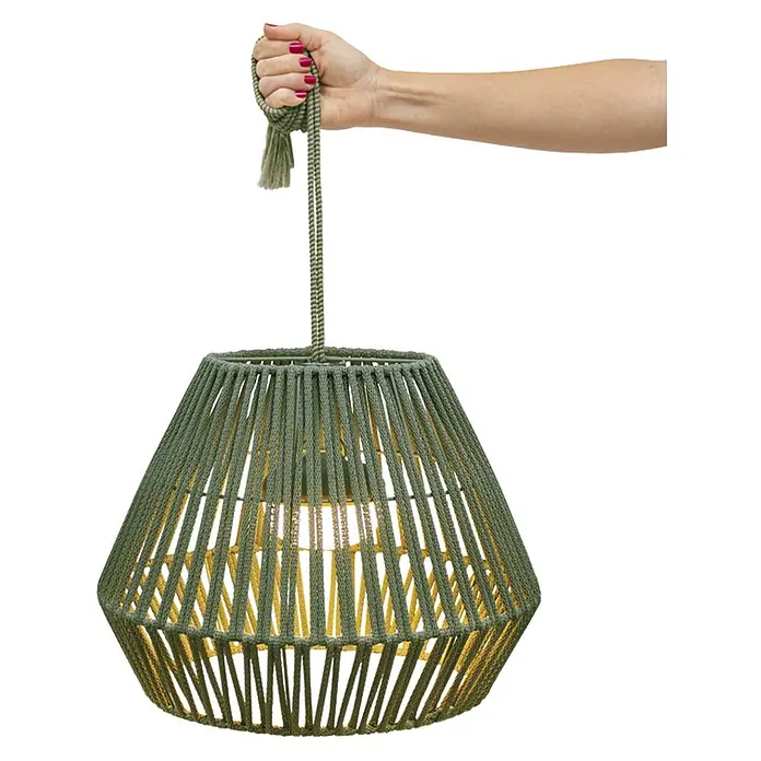 New Garden Lámpara colgante de batería Conta 30 - 9 W, Verde, Ø x Al: 40 x 30 cm, Blanco cálido - Lámpara colgante de cuerda trenzada verde con diseño geométrico, sostenida por una mano.