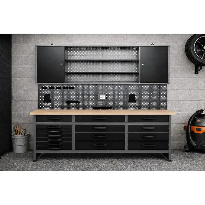 Ondis24 Werkbank-Set - L x B: 160 x 60 cm, Arbeitshöhe: 850 mm, Metall - Schwarz-graue Garagenwerkbank mit heller Holzplatte, Lochwand und mehreren Schubladen, in einer Garagenumgebung.