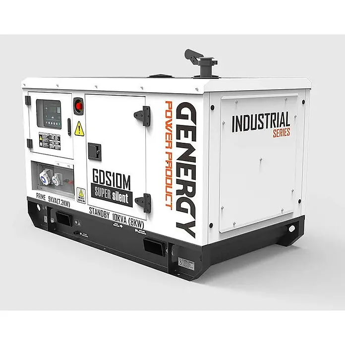 Genergy Stromerzeuger 10kVA Netzersatzanalage Diesel 230V - IP23 Silent Genergy GDS10M - Nennleistung: 7,2 kW, Tankvolumen: 35 l - Weiß-schwarzer GENERGY GDSIOM Industrial Series superleiser Generator mit Bedienfeld und Leistungswerten.