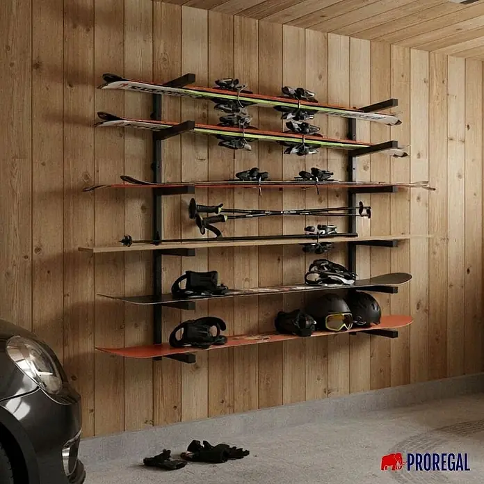 Kragarmregal Wandmontage schwerlast 50 kg 6 Ebenen Schwarz 2 Stück -  - Schwarzes Metall-Ski- und Snowboardregal mit Holzablagen, zur Aufbewahrung von Skiern, Snowboards, Stöcken und Helmen an einer Holzwand.