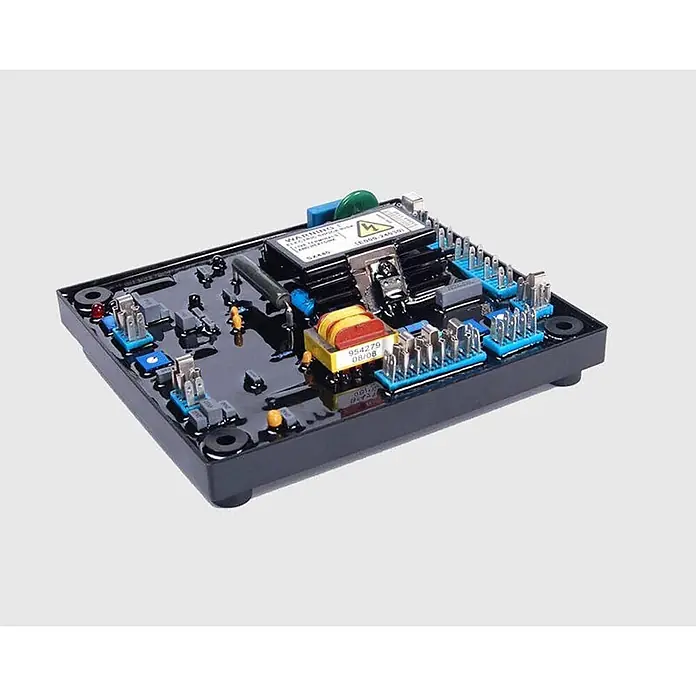 Genergy Stromerzeuger 10kVA Netzersatzanalage Diesel 230V - IP23 Silent Genergy GDS10M - Nennleistung: 7,2 kW, Tankvolumen: 35 l - Schwarze automatische Spannungsregler (AVR) Platine mit verschiedenen Elektronikkomponenten und Anschlüssen.